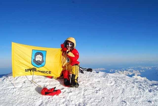 Piotr Głowacki na najwyższym szczycie Ameryki Północnej z flagą Mysłowic. Wierzchołek McKinleya  zdobył tej wiosny, za rok celuje w Everest.