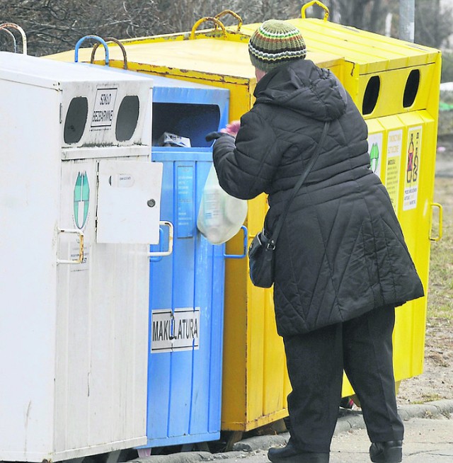 Dziś w wyznaczonych miejscach pojemniki ledwie się mieszczą, a ich liczba ma się wkrótce podwoić...