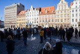 Protest mieszkańców TBS na wrocławskim rynku. Wsparł ich były prezes tej spółki [ZDJĘCIA]