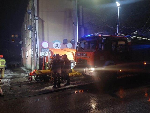 30 osób ewakuowanych z budynku wielorodzinnego w Kościerzynie. Ujawniono żrącą substancję