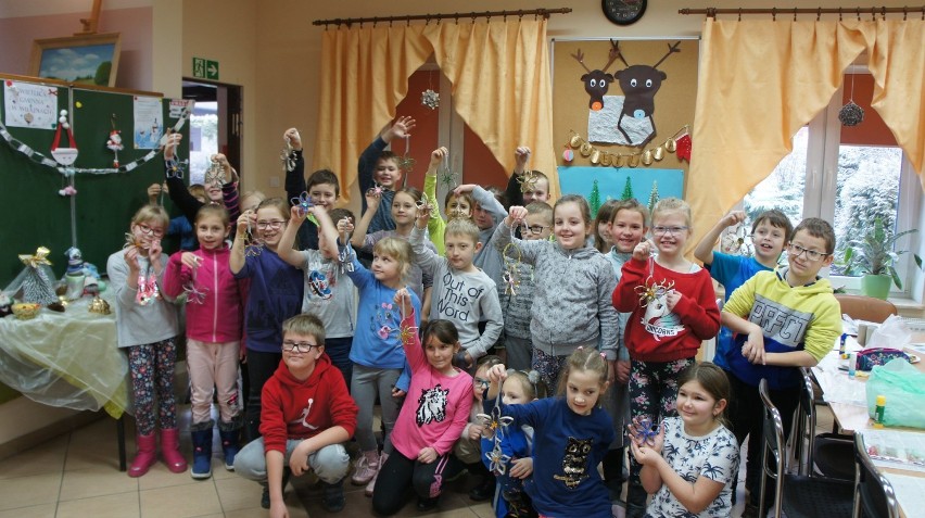 Dzieci z Wiżajn robiły gwiazdki świąteczne z surowców wtórnych. Zobaczcie jakie dzieła powstały (zdjęcia)