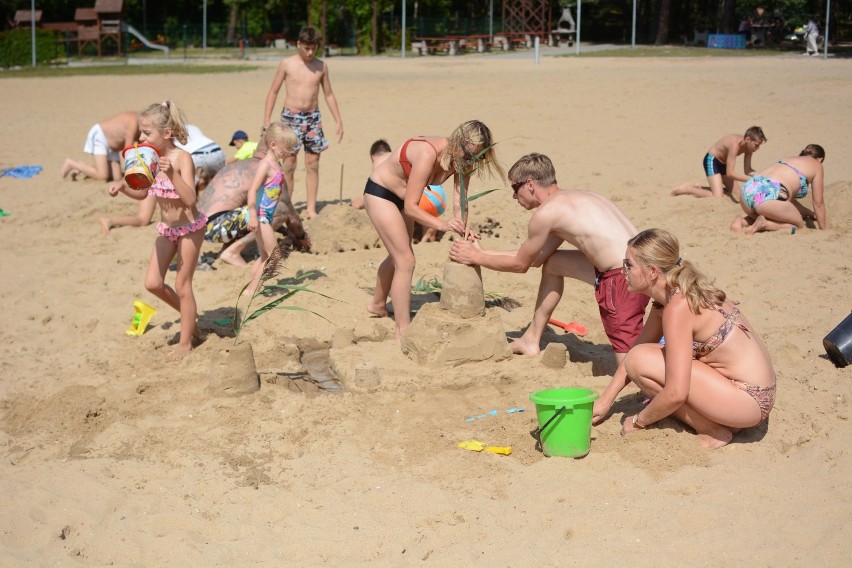 Na plaży nad Jeziorem Rudnickim w Grudziądzu budowali zamki z piasku [wideo, zdjęcia]