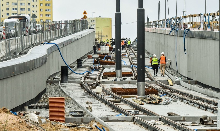 Już niebawem przestrzeń murów ciągnących się wzdłuż...