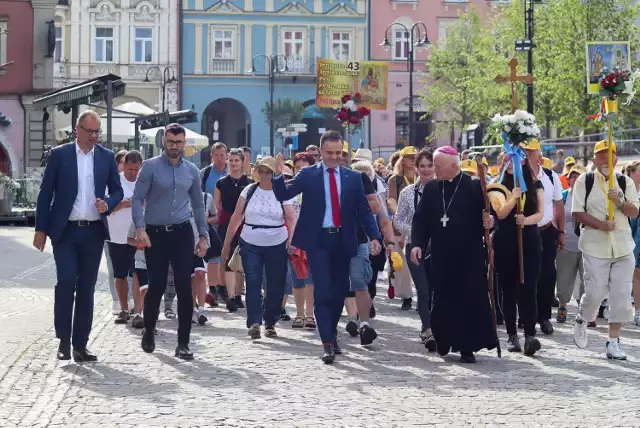 Uczestnicy 43. Przemyskiej Archidiecezjalnej Pieszej Pielgrzymki z Przemyśla na Jasną Górę wyruszyli na trasę.