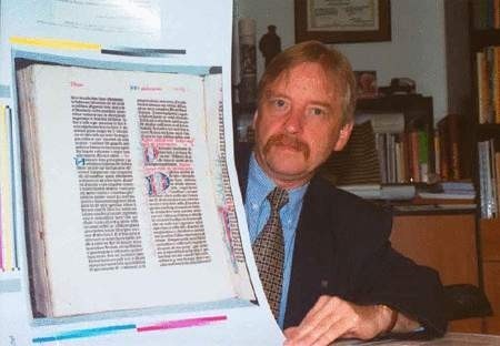 Tadeusz Serocki prezentuje jedny w Polsce egzemplarz Biblii Gutenberga.