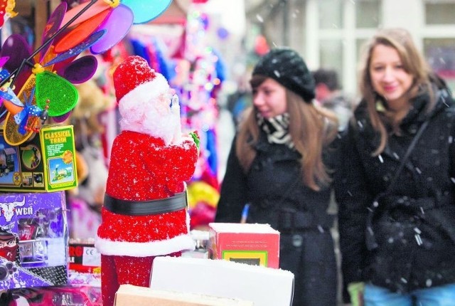 Coraz więcej Dolnoślązaków robi przedświąteczne zakupy na jarmarkach