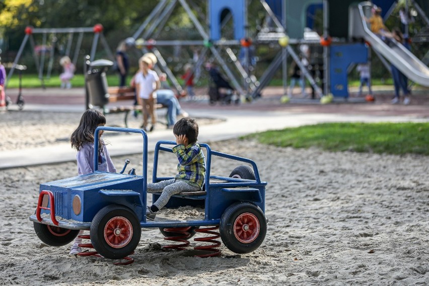 Kraków. Jesienna szaruga w odwrocie. Piękna pogoda przyciągnęła spacerowiczów na Błonia i do parku Jordana [ZDJĘCIA]