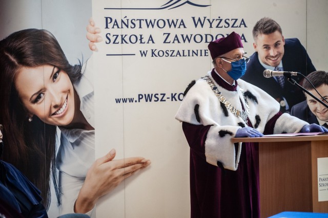 W czwartek 15 października Państwowa Wyższa Szkoła Zawodowa w Koszalinie po raz dwunasty zainaugurowała rok akademicki. Przyczyną dwutygodniowego opóźnienia jest oczywiście pandemia i przedłużona rekrutacja na pierwszy rok studiów.