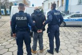 Poszukiwani przez policję ukrywali się w gminie Bełchatów. Policjanci zabezpieczyli też narkotyki