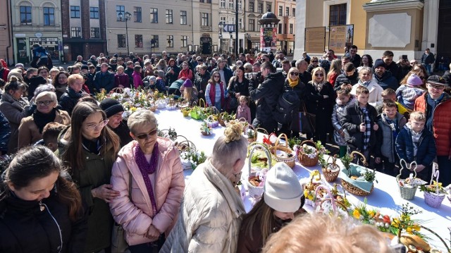 Tradycyjna święconka na Rynku Staromiejskim w Toruniu