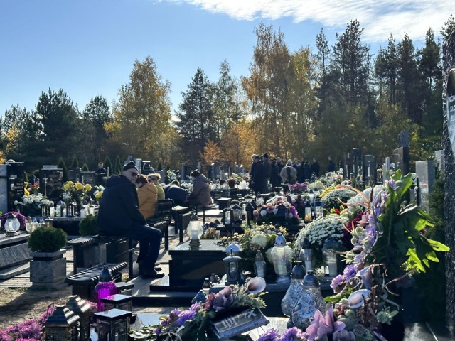 1 listopada 2023 w Aleksandrowie Kujawskim. Na cmentarzu komunalnym nie brakowało mieszkańców, którzy przyszli na groby bliskich zmarłych.
