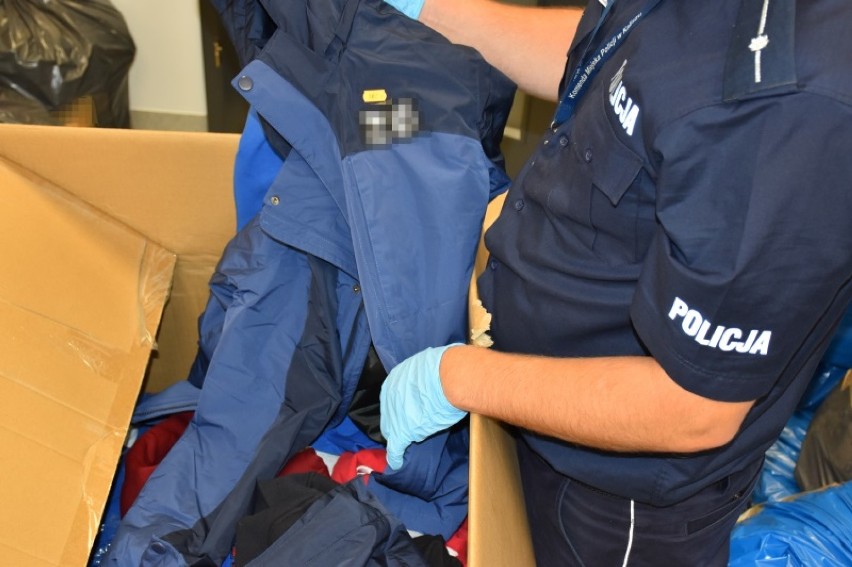 Policjanci znaleźli na kaliskim targowisku podrobioną odzież