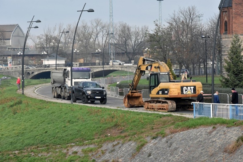 Nad Kaczawą w Legnicy powstanie bulwar, ulica jest nieprzejezdna [ZDJĘCIA]