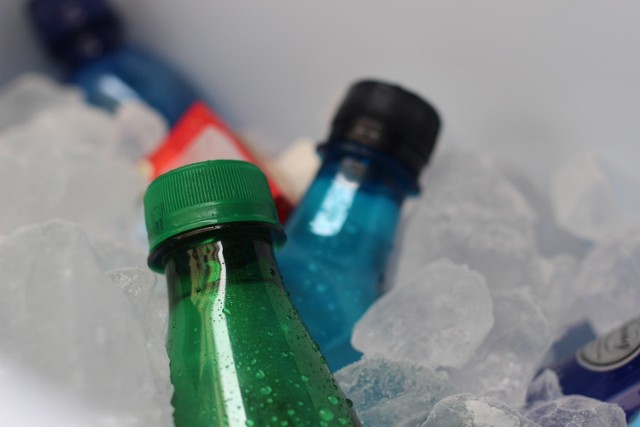 Powszechnie znaną metodą chłodzenia napojów jest włożenie ich do lodówki lub zamrażarki. Takie chłodzenie może jednak trwać dość długo. Na szczęście inne metody pozwalają przyspieszyć ten proces, a często także schłodzić napój nawet poza domem, bez dostępu do lodówki.