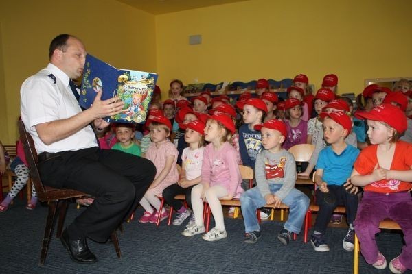 Bajki dzieciom czytał komendant starosądecki Krzysztof Pawlak