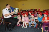 Policja Stary Sącz: policjanci czytali przedszkolakom [ZDJĘCIA]