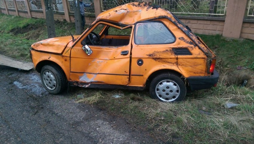 Wypadek w Wodzisławiu: Fiat 126p uderzył w słup energetyczny