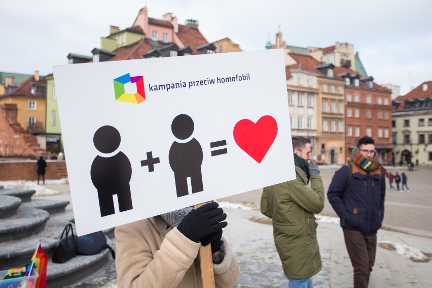 Walentynkowy happening Kampanii Przeciw Homofobii. "Każda...