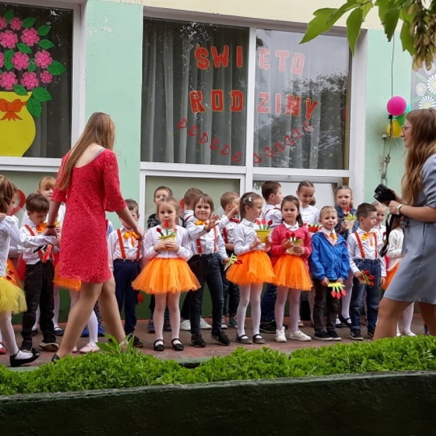 Dzień Matki. Przedszkolaki z "Czerwonego Kapturka" w Wągrowcu wystąpiły dla swoich Mam. Zdjęcia i video  