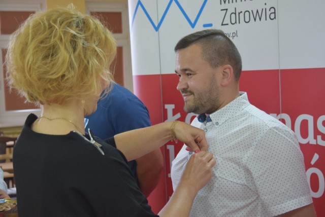 Na zdjęciach: W Regionalnym Centrum Krwiodawstwa i Krwiolecznictwa w Słupsku wręczono odz­na­­cze­­nie nadane przez Ministra Zdrowia