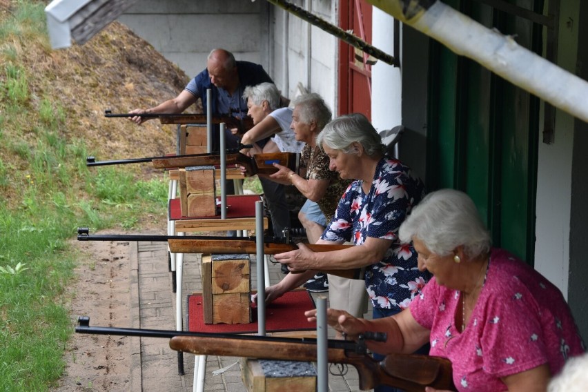 Nowy Tomyśl. Seniorzy spędzają aktywnie czas. Tym razem uczestniczyli w zajęciach na strzelnicy!