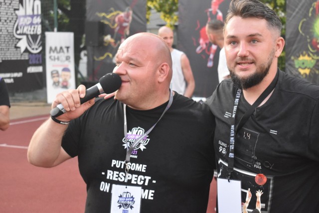 Radosław Sujak (na zdj. z lewej) oraz Wojciech Kliszewski ze Stowarzyszenia Młode Krosno - główni organizatorzy oraz "ojcowie" turnieju KO Streetball.