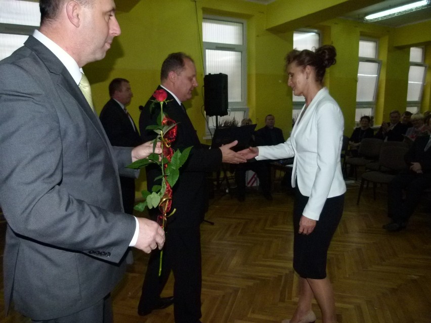 Dyrektorzy i nauczyciele z gminy Wieluń odebrali nagrody burmistrza