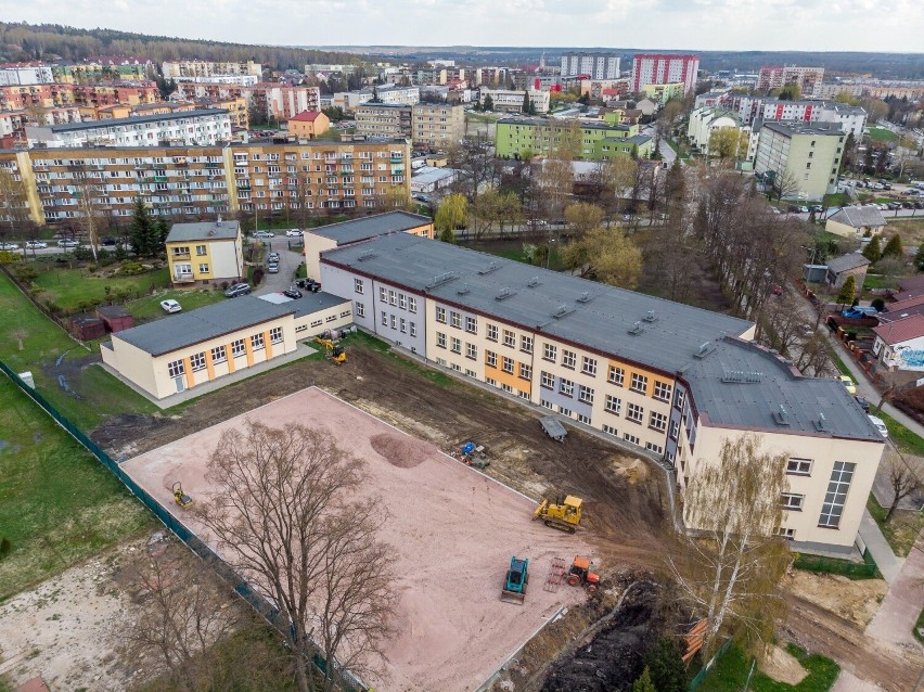 Nowoczesne boisko przy Szkole Podstawowej numer 1 w Skarżysku już gotowe. Zobacz zdjęcia 