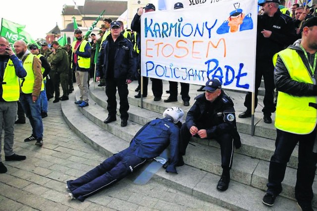 Około 40 funkcjonariuszy KPP w Łowiczu pojechało na manifestację do Warszawy