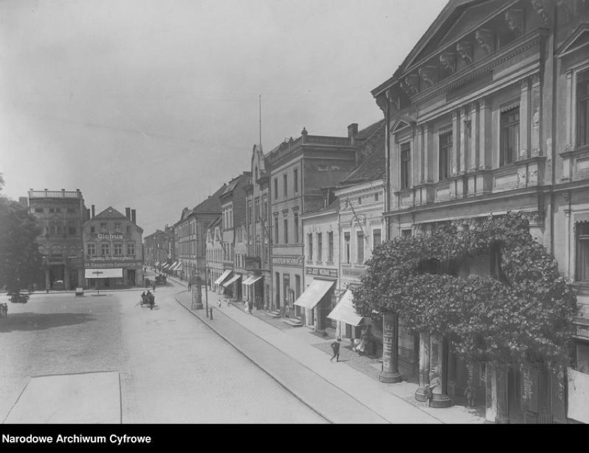 Północna strona rynku. Widoczne: księgarnia, komis i sklep z farbami (1918 - 1937)