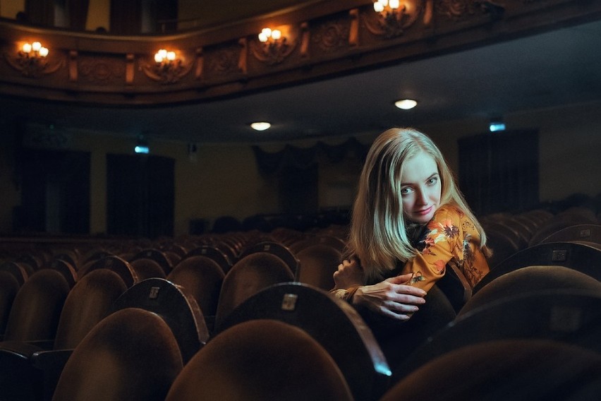 Głośne rozmowy w teatrze irytują nie tylko widzów, ale...