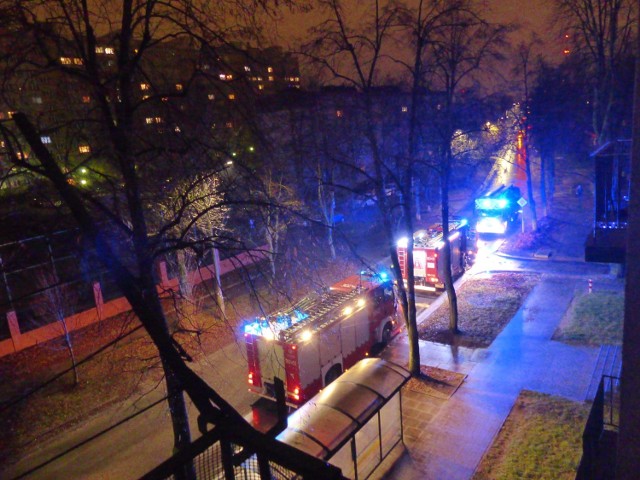 Wozy stażackie zaparkowane we wtorkowy wieczór przy ulicy Marszałkowskiej w Kielcach