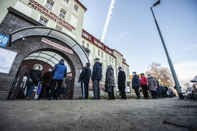 Ruszyły zapisy na szczepienia przeciw koronawirusowi kolejnej grupy - seniorów, którzy ukończyli 70 lat.