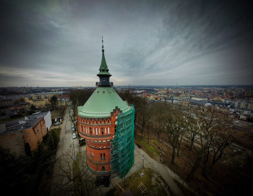 Trwa remont Wieży Ciśnień w Bydgoszczy. Kiedy będzie znowu dostępna? [zdjęcia z drona]