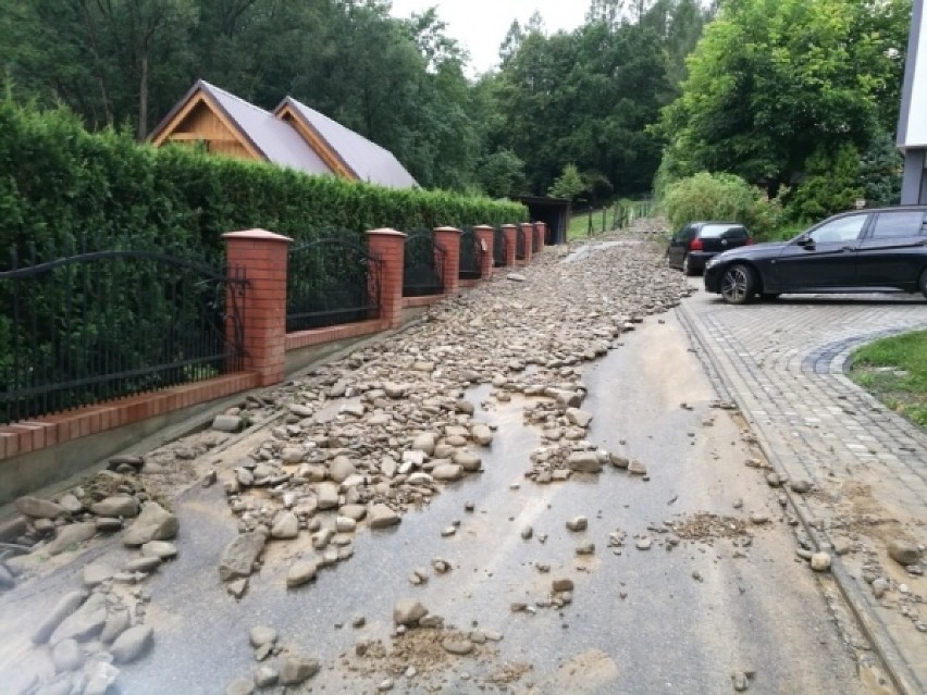 Sprzątają skutki ulewy, która przeszła nad Moszczenicą