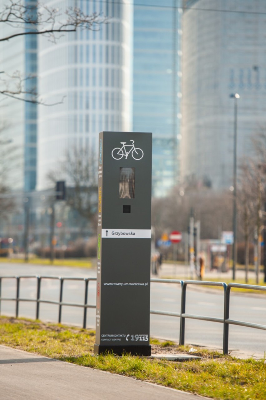 Totemy dla rowerzystów awaryjne jak przerzutki w Veturilo. Warszawscy cykliści skarżą się na serię usterek