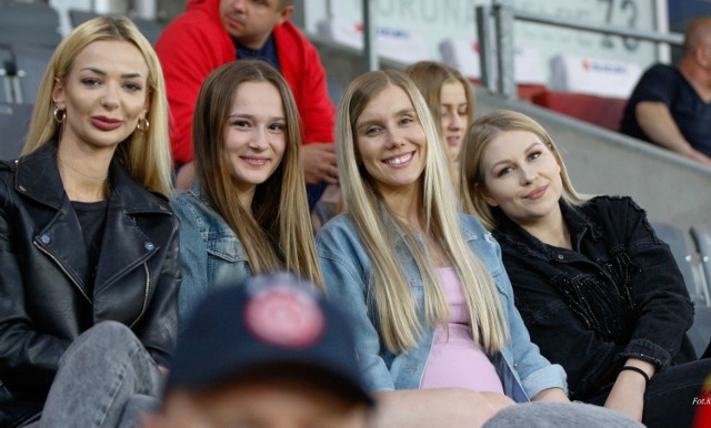 W ostatnim w tym sezonie meczu na Suzuki Arenie piłkarze Korony Kielce zremisowali z Widzewem Łódź 1:1. Mamy dla Was jeszcze jedną galerię zdjęć kibiców z tego spotkania, tym razem z Suzuki Areny. 
Byliście na tym spotkaniu? Szukajcie się na zdjęciach. 
Szczegóły na kolejnych slajdach. 