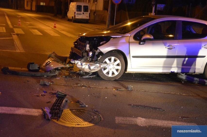 Wypadek na skrzyżowaniu ulicy Stodólnej z Okrężną we Włocławku [zdjęcia, wideo]