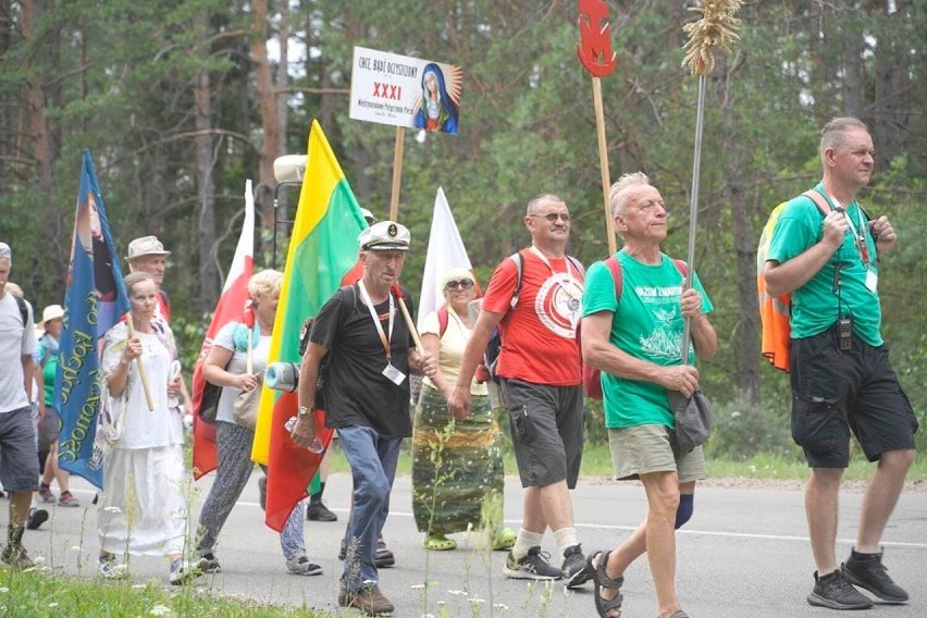 Międzynarodowa Pielgrzymka Piesza Suwałki - Wilno. Pątnicy idący do Ostrej Bramy są już na Litwie [Zdjęcia]