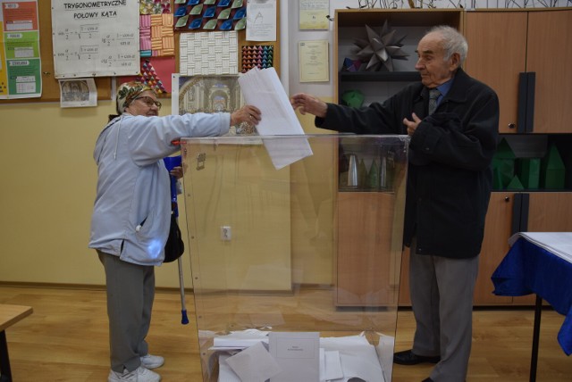 Wybory w powiecie żagańskim. Państwo Stefan (92 lata) i Leokadia (91 lat) Oleksowie, podczas głosowania w komisji w Żaganiu, przy pl. Orląt Lwowskich