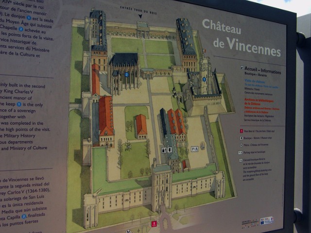 Kompleks zamkowy Vincennes to czworobok o wymiarach 378 m x 175 m . z dwoma dziedzińcami, donżonem i kaplicą w obrębie mur&oacute;w obwodowych. W 1150 r. Ludwik VII zbudował w lesie Vincennes dom służący do odpoczynku po polowaniach. Fot.T.Stachowicz