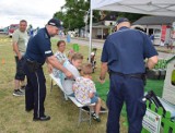 „Kręci mnie bezpieczeństwo nad wodą”: puccy dzielnicowi odwiedzili uczestników pikniku ekologicznego na Zielonej Plaży w Pucku | ZDJĘCIA