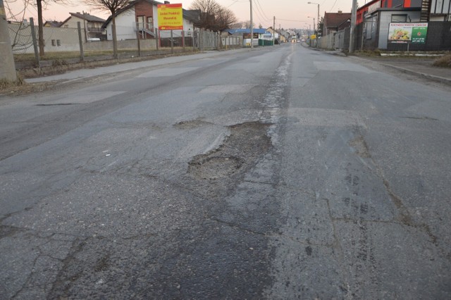 Ulica Partyzantów w Bochni od lat jest w fatalnym stanie technicznym, miasto ogłosiło właśnie przetarg na jej przebudowę