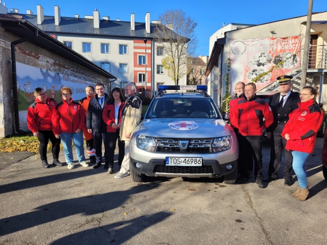 Prezydent Ostrowca, Jarosław Górczyński przekazał auto Grupie Ratownictwa Polskiego Czerwonego Krzyża. Samochód ma ułatwić pracę. Więcej na kolejnych zdjęciach