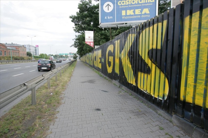Graffiti GKS-u Katowice przy DTŚ znów odnowione. Kibice...