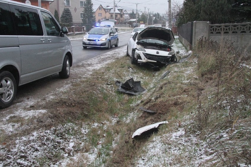 Kolizja w Kielcach. Auto wpadło w poślizg i wylądowało w rowie [ZDJĘCIA]