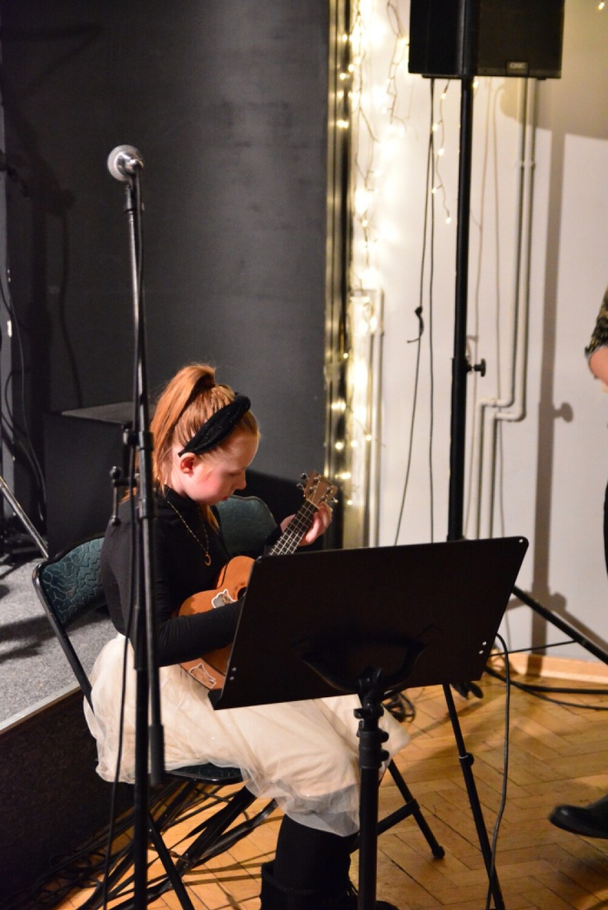 Szamotulski Ośrodek Kultury rozbrzmiał dźwiękami ukulele! Koncert kolęd w wykonaniu sekcji Ukulele SzOK