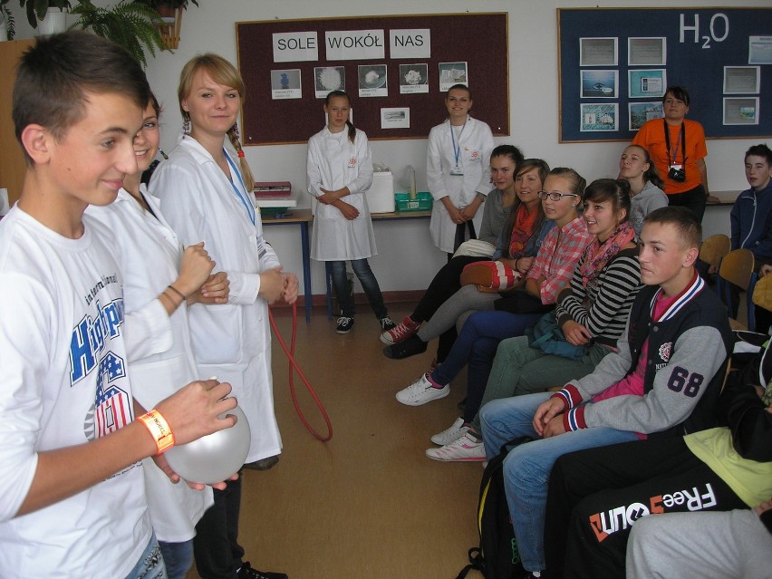 Nietypowe zajęcia w luzińskich szkołach prowadzone przez wolontariuszy z południa Polski
