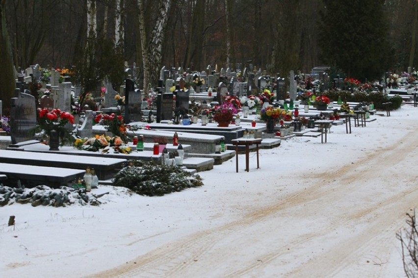 Cmentarz Miłostowo zimą