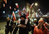 Święto Niepodległości 2023 w Piotrkowie. Marsz Niepodległości przeszedł głównymi ulicami miasta do Rynku Trybunalskiego. ZDJĘCIA